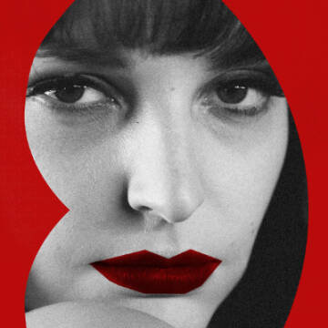 Zdjęcie czarno-białe portrtowe głównej bohaterki Kaliny Jędrusik. W roli Kaliny Maria Dębska. Aktorka na zdjęciu ma poważną minę i usta pomalowane na czerwono. Zdjęcie jest w obramówce czerwonej.