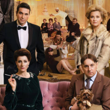 Grafika przedstawia na pierwszym planie dwóch mężczyzn w garniturach i dwie kobiety. Jedna ubrana jest w futro, druga w ciemna suknię i trzyma w dłoni papierosa. Jedna para siedzi na sofie, druga stoi za sofą. W tle widać gości weselnych.