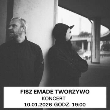 Zdjęcie czarno-białe Fisza i Emade stojących opartych o ścianę wiaduktu