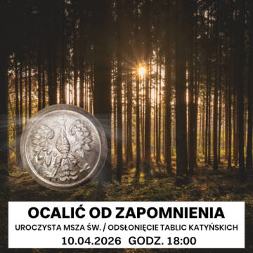 Grafika przedstawia zaproszenie na uroczystą mszę świętą i odsłonięcie tablic katyńskich pod hasłem „Ocalić od zapomnienia”, zilustrowane symbolem polskiego orła wojskowego na tle gęstego lasu rozświetlonego promieniami słońca.