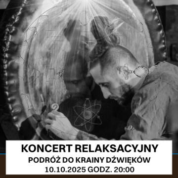 Grafika przedstawia Wojtka Kasperka przy instrumencie do muzyki relaksującej.