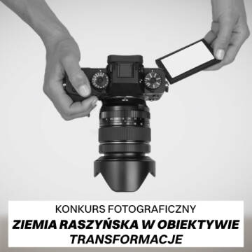 Grafika jest czarno biała. Na białym tle widać dłonie trzymające aparat fotograficzny.