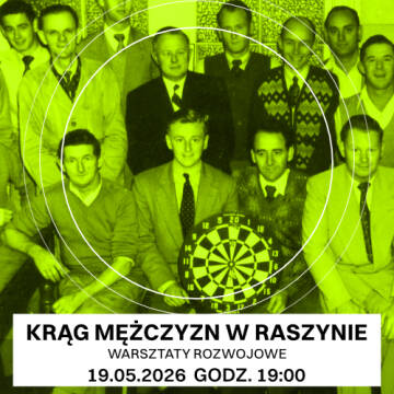 Grafika przedstawia archiwalne, czarno-białe zdjęcie grupy mężczyzn z tarczą do darta, na które nałożono jaskrawozielony filtr oraz napisy informujące o warsztatach rozwojowych „Krąg Mężczyzn w Raszynie”, zaplanowanych na 19 maja 2026 roku o godzinie 19:0