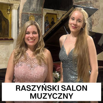 Zdjęcie przedstawia dwie uśmiechnięte artystki przy fortepianie