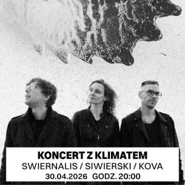 grafika przedstawia czarno białe zdjęcie dwóch mężczyzn i jednej kobiety, stojącej pomiędzy