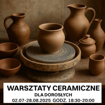 Zdjęcie przedstawia zestaw glinianych naczyń (dzbanki, miski, czarka) ustawionych wokół koła garncarskiego. Na dole znajduje się biały pasek z czarnym tekstem: 