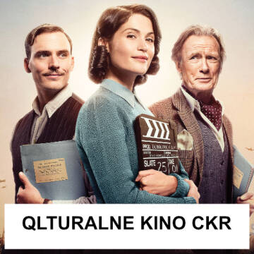 Zdjęcie kolorowe przedstawia dwóch mężczyzn po bokach , a w środku usmiechniętą kobietę trzymającą klpas filmowy