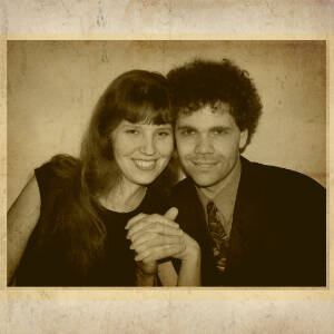 Zdjęcie w sepii przytulonych Państwa Bryłów ze złączonymi dłońmi