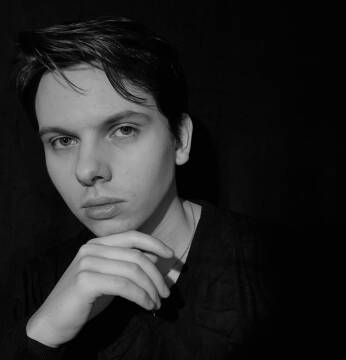 Zdjęcie czarno białe portretowe Mateusza Krzyżowskiego