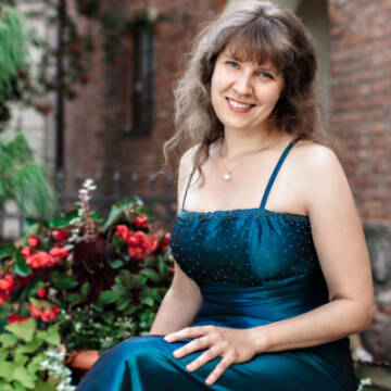 Grafika przedstawia zdjęcie pianistki