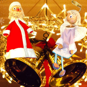 Zdjęcie przedstawia ozdoby choinkowe, dwa dzwoneczki i dwie laleczki, jedna świętego Mikołaja, a druga aniołka.