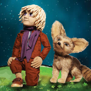 Grafika przedstawia lalkę Małego Księcia i lisa siedzących na trawie. W tle widać rozgwieżdżone niebo.