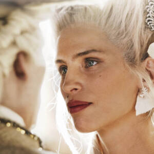 Grafika przedstawia twarz kobiety wptarującej się w twarz mężczyzny