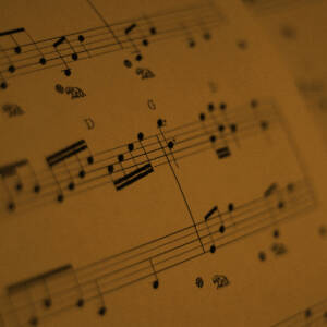 Zdjęcie przedstawia pięciolinię z nutami