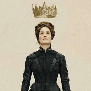 Grafika przedstawia kobietę w czarnej sukni ze wzrokiem podniesionem ku górze, nad jej głową wisi korona