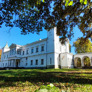 Zdjęcie przedstawia pałac w Falentach - biały budynek w stylu wczesnobarokowym