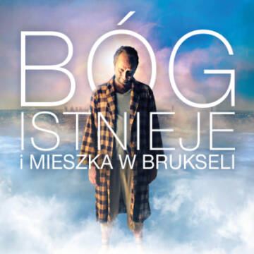 Nad miastem, w chmurach unosi się meżczyzna w szlafroku. Na zdjęciu widoczny napis bóg istnieje i mieszka w Brukseli