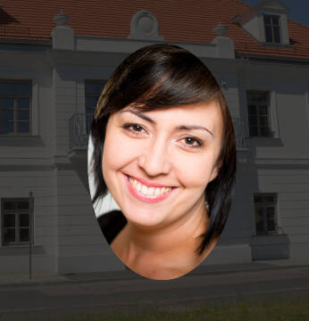 Na grafice na pierwszym planie znajduje się kolorowe zdjęcie portretowe Kingi Firlej-Kubicy, w tle znajduje się budynek Austerii
