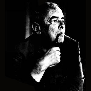 Zdjęcie czarno-białe przedstawia Gombrowicza z fajką