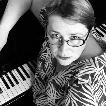 Grafika przedstawia zdjęcie czarno-białe portretowe pianistki Katarzyny Kling przy fortepianie