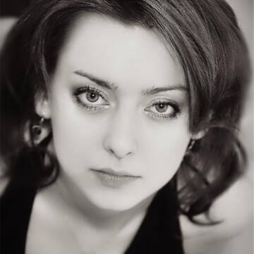 Czarno-biały portret pianistki