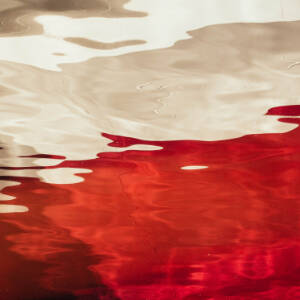 Grafika przedstawia wodę w kolorze biało czerwonym