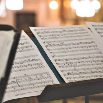 Obrazek przedstawia pulpit muzyczny z nutami