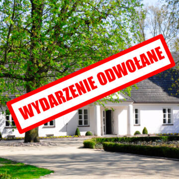 Grafika przedstawia biały piękny dwór z zielonymi drzewem i zielonym trawnikiem. Na grafice umieszcozny jest czerowny napis wydarzenie odwołane