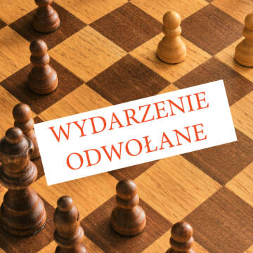 Grafika przedstawia drewnianą szachownicę z pionkami i dłonią