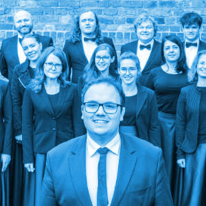 Zdjęcie przedstawia roześmianych członków chóru