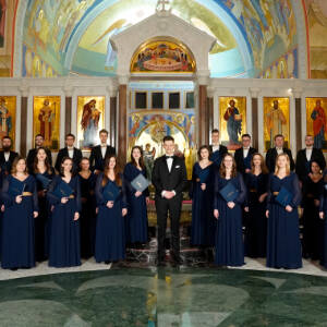 Zdjęcie chóru podczas koncertu w kościele. Na zdjęciu widać chór oraz dyrygenta