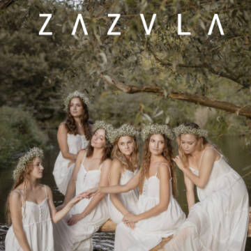 Grafika przedstawia zdjęcie, na którym widać sześć kobiet w białych sukienkach i wiankach na głowie siedzących nad wodą w lesie