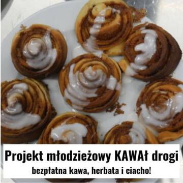 Zdjęcie przedstawia gości przy stolikach oraz słodkie bułeczki 