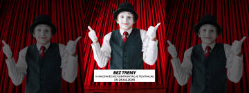 Grafika przedstawia uśmiechniętego mima w czarnym meloniku i białych rękawiczkach na tle czerwonej kurtyny, promującego wydarzenie teatralne „BEZ TREMY – V Mazowieckie Konfrontacje Teatralne”, które odbędzie się w dniach 18-26 kwietnia 2026 roku.