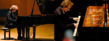 Na zdjęciu widać pianistę grającego na fortepianie