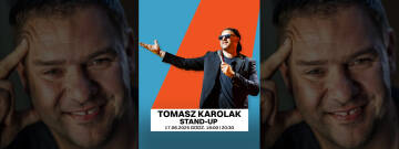 Grafika przedstawia Tomasza Karolaka na pomarańczowo- niebieskim tle 