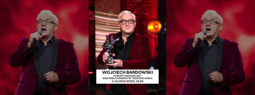 Grafika przedstawia Wojciecha Bardowskiego z statuetka The Voice Senior.